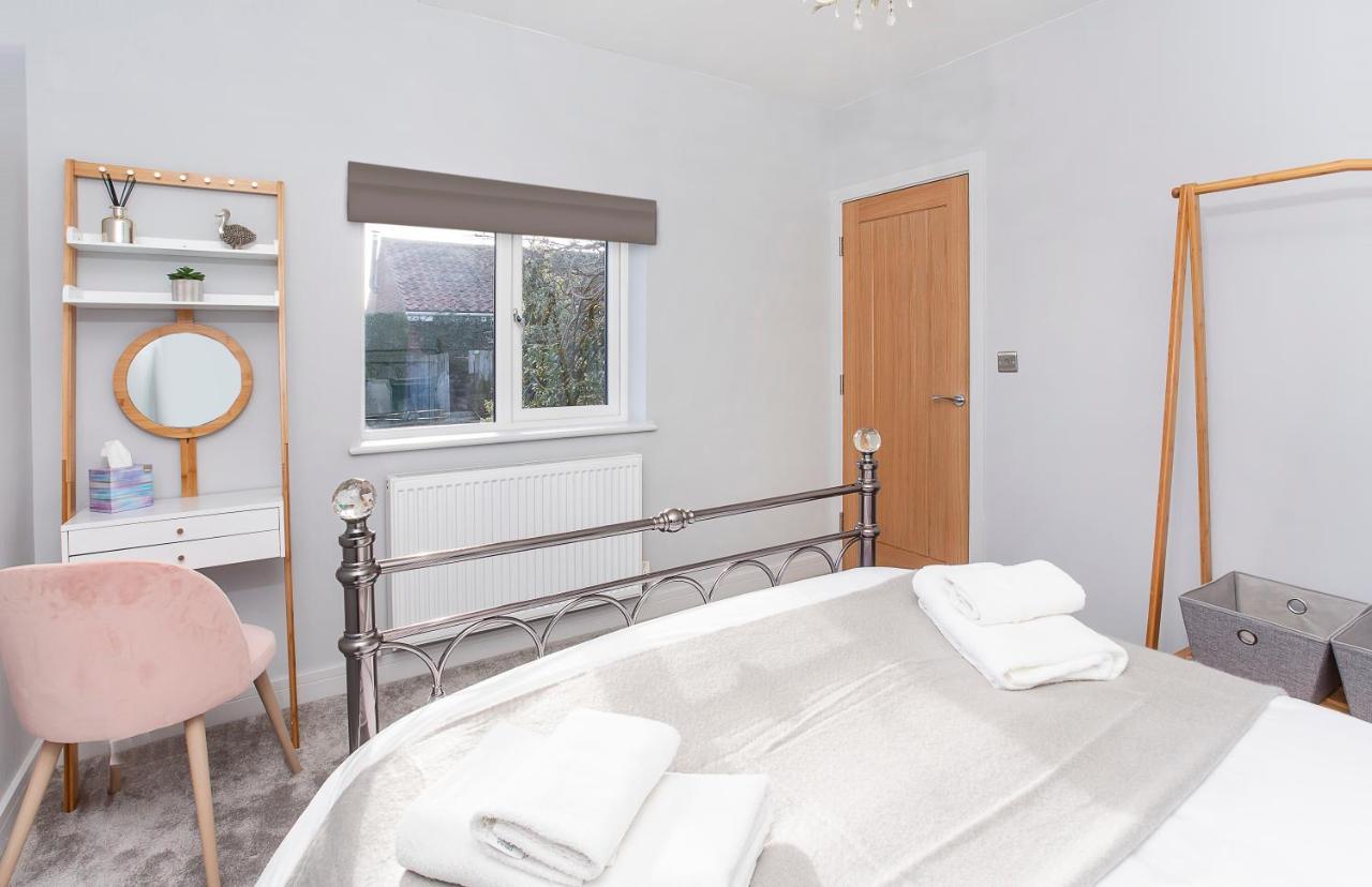 The Luxury Potting Shed With Free Parking! Apartment Йорк Екстериор снимка